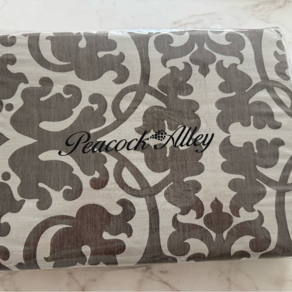 NWT Peacock Alley King size duvet set, duvet plus 2 king shams.